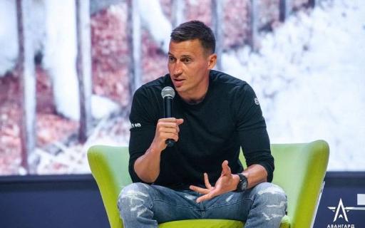 Олимпийский чемпион Александр Легков посетил первую женскую смену в «Авангарде»