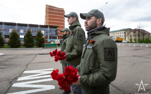 Участие в акции «Бессмертный полк», возложение цветов, поздравление ветерана, премьера спектакля и многое другое – «Авангард» отпраздновал День Победы