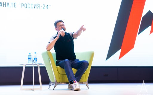 «Самое главное в любой профессии – ответственность»: телеведущий канала «Россия 24» Роман Плюсов дал ценные советы курсантам «Авангарда»