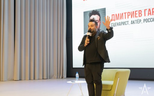 Отжимания и караоке с залом - сценарист и звезда КВН Гар Дмитриев пообщался с курсантами