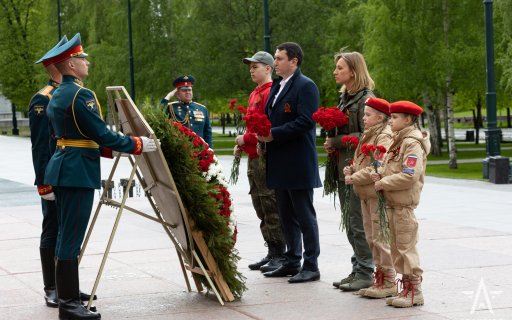 Сотрудники центра «Авангард»  вместе с курсантами и юнармейцами, возложили цветы и венок к Могиле Неизвестного Солдата
