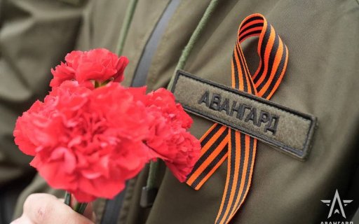 Возложение цветов к Могиле Неизвестного солдата у Кремлевской стены становится традицией «Авангарда»
