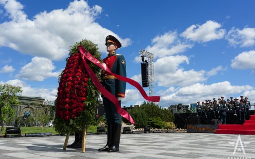 В День памяти и скорби сотрудники «Авангарда» зажгли «Свечу памяти» и возложили цветы к скульптуре «Матерям победителей»